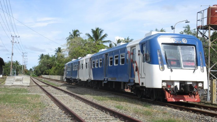 KAI Operasikan KA Perintis Cut Meutia di Aceh, Tarifnya Cuma Rp 2.000 PT Kereta Api Indonesia (KAI) mengoperasikan kereta api (KA) Perintis Cut Meutia khusus wilayah Aceh dengan tarif ekonomis, yakni Rp 2.000 per perjalanan. Layanan ini diharapkan mampu memberi akses transportasi yang mudah bagi masyarakat Aceh.