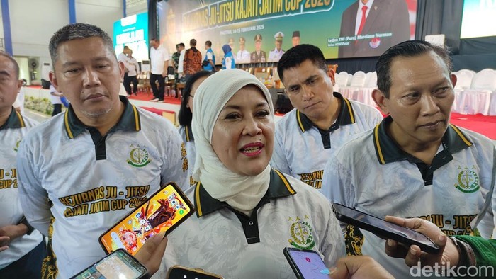 Kajati Jatim Mia Amiati