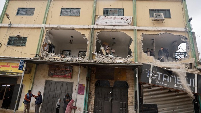 Palestinians inspect the damage in the aftermath of an Israeli raid, in Al-Faraa refugee camp near Tubas, in the Israeli-occupied West Bank, February 12, 2025. REUTERS/Raneen Sawafta