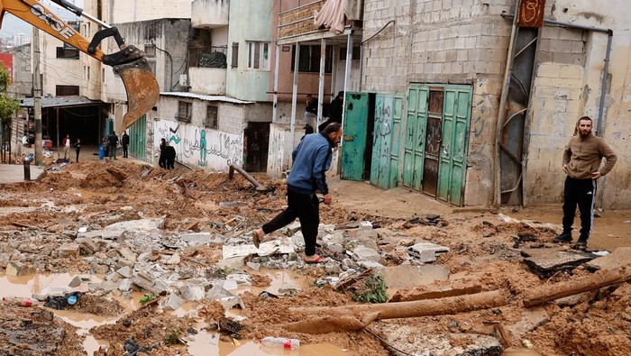 Palestinians inspect the damage in the aftermath of an Israeli raid, in Al-Faraa refugee camp near Tubas, in the Israeli-occupied West Bank, February 12, 2025. REUTERS/Raneen Sawafta