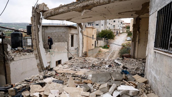 Palestinians inspect the damage in the aftermath of an Israeli raid, in Al-Faraa refugee camp near Tubas, in the Israeli-occupied West Bank, February 12, 2025. REUTERS/Raneen Sawafta