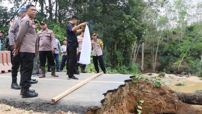 Kapolres meninjau jalan dan rumah warga terdampak bencana alam (Dok Ist)