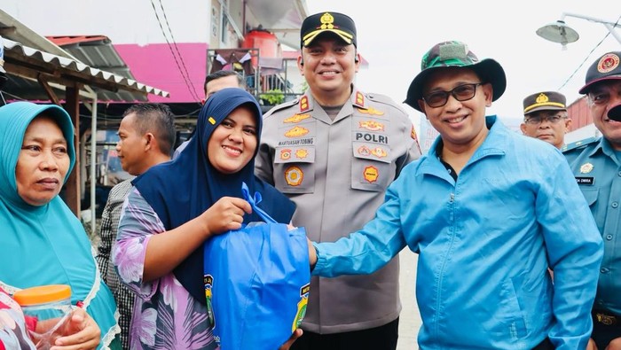Kapolres Pelabuhan Tanjung Priok, AKBP Martuasah Tobing, menggelar Jumat Curhat di Rumah Apung dan Rumah Panggung RW 022 Pelabuhan Muara Angke, Jakarta Utara. Foto: Dok. Istimewa.