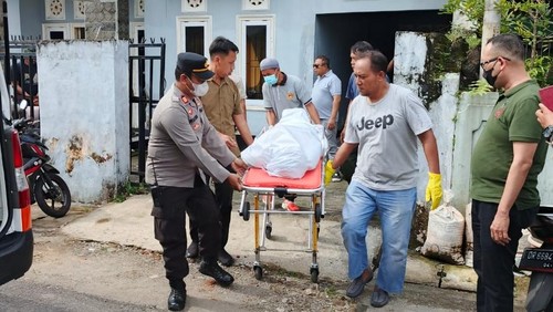 Kapolsek Mataram AKP Mulyadi evakuasi jenazah korban ditemukan meninggal dunia di rumahnya, Jumat (14/2/2025).