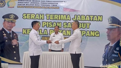 Proses sertijab dari Karutan Lukas Sulistyono (kanan) kepada Putu Perdana (Plt) Karutan Kupang Kelas IIB Kupang, Jumat (14/2/2025).