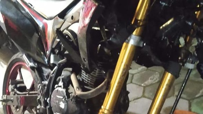 Kondisi motor CRF setelah kecelakaan di Jalan Imogiri Timur, Kamis (13/2/2025) malam .