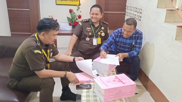 Kejari Palembang serahkan berkas Mantan Kadisnaketrans ke Pengadilan Negeri