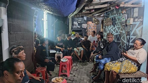 Keluarga dan kerabat korban penusukan berkumpul di rumah duka Jalan Nangka, Gang Pande, Desa Dangin Puri Kaja, Denpasar Utara, Bali, Kamis (13/2/2025). (Foto: Firizqi Irwan/detikBali)