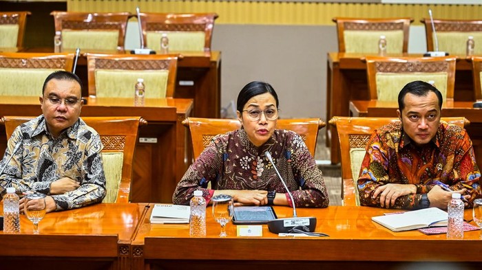 Menteri Keuangan Sri Mulyani Indrawati (tengah) didampingi oleh Mensesneg Prasetyo Hadi (kanan) dan Wakil Ketua DPR Sufmi Dasco Ahmad (kiri) memberikan keterangan pers terkait efisiensi anggaran di lingkungan Kementerian/Lembaga di Komisi III DPR, Kompleks Parlemen, Senayan, Jakarta, Jumat (14/2/2025). Dalam keterangan pers tersebut Sri Mulyani menyampaikan bahwa tidak ada pemutusan hubungan kerja (PHK) tenaga kerja honorer di lingkungan Kementerian dan Lembaga. ANTARA FOTO/Rivan Awal Lingga
