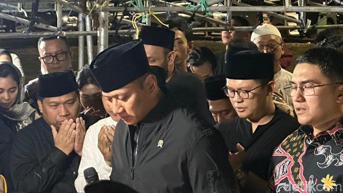 Ketum Demokrat AHY turut mengantarkan pemakaman Renville Antonio di TPU Keputih Surabaya