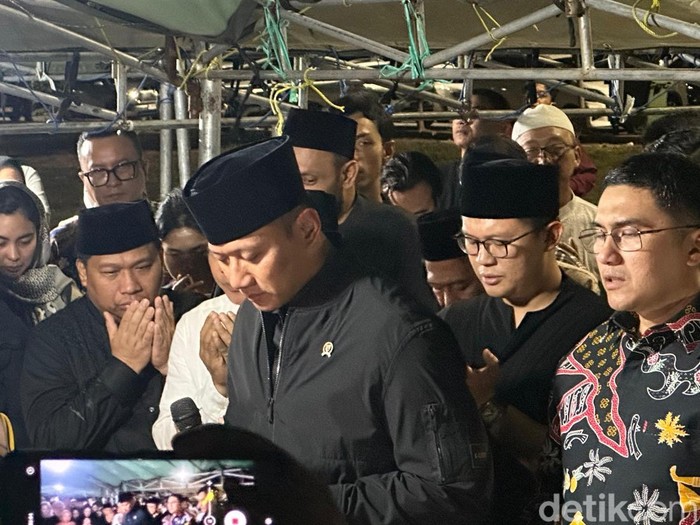Ketum Demokrat AHY turut mengantarkan pemakaman Renville Antonio di TPU Keputih Surabaya