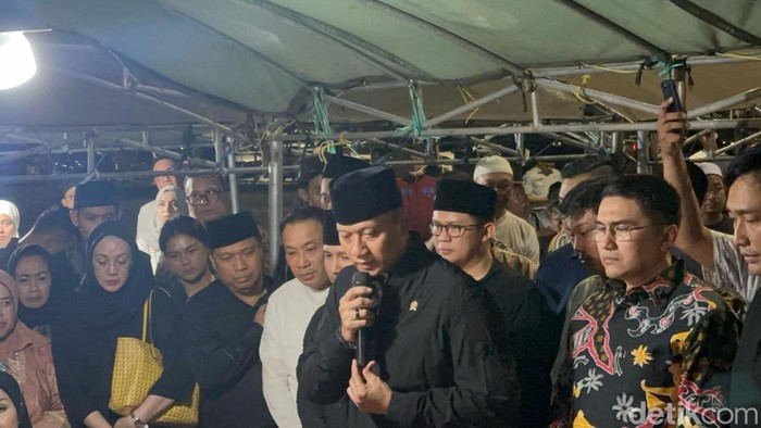 Ketum Demokrat AHY mengantarkan pemakaman Bendahara Umum (Bendum) DPP Partai Demokrat, Renville Antonio di TPU Keputih Surabaya
