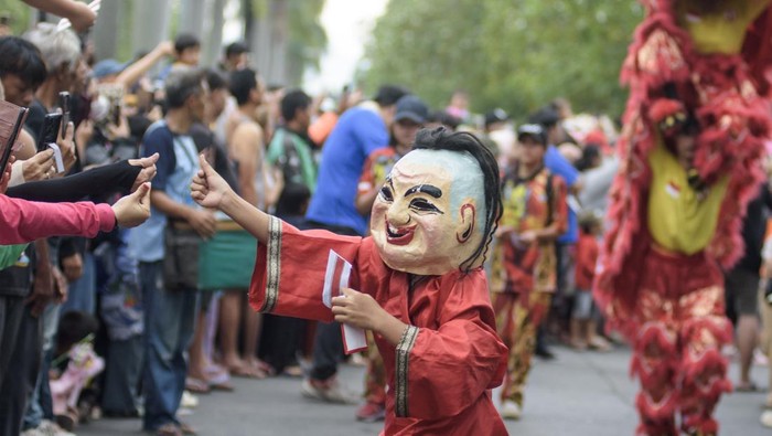 Warga memberikan angpao kepada seniman Tatung saat kirab budaya Cap Go Meh 2576/2025 di Kabupaten Bandung, Jawa Barat, Jumat (14/2/2025). Kirab budaya yang pertama kali dilakukan tersebut tersebut menampilkan atraksi barongsai, tatung, liong hingga tandu dewa untuk memperingati perayaan Cap Go Meh sekaligus sebagai program wisata dan ekonomi kreatif yang direncanakan digelar tiap tahun. ANTARA FOTO/Novrian Arbi/YU
