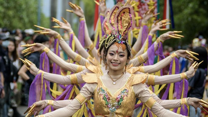 Kirab Cap Go Meh di Kabupaten Bandung Warga memberikan angpao kepada seniman Tatung saat kirab budaya Cap Go Meh 2576/2025 di Kabupaten Bandung, Jawa Barat, Jumat (14/2/2025). Kirab budaya yang pertama kali dilakukan tersebut tersebut menampilkan atraksi barongsai, tatung, liong hingga tandu dewa untuk memperingati perayaan Cap Go Meh sekaligus sebagai program wisata dan ekonomi kreatif yang direncanakan digelar tiap tahun. ANTARA FOTO/Novrian Arbi/YU