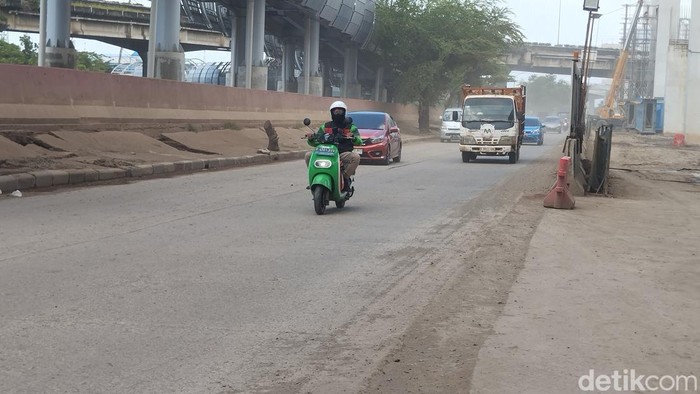 Kondisi Jalan RE Martadinata, Jakarta Utara berdebu imbas tanah berserakan. (Maulana Ilhami Fawdi/detikcom)