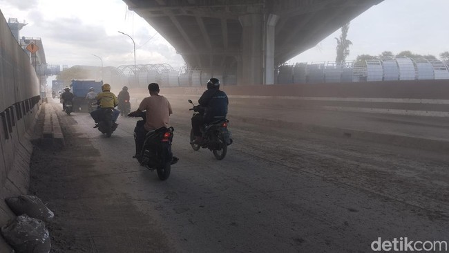Keluhan Warga Dekat JIS Gara-gara Jalan Diselimuti Debu Beterbangan