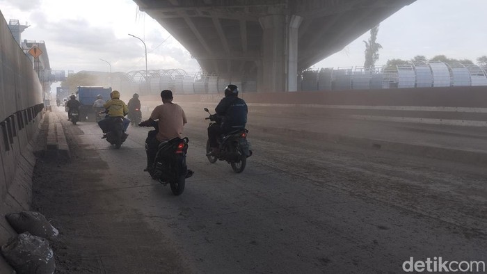 Kondisi Jalan RE Martadinata, Jakarta Utara berdebu imbas tanah berserakan. (Maulana Ilhami Fawdi/detikcom)