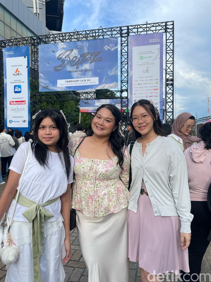 Konser NIKI Jakarta 2025 Christie, Jemima dan Cerist, penonton konser Buzz Around World Tour di Jakarta hari pertama, Jumat (14/2/2025).