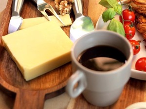 Keju Cocok Dinikmati Bersama Secangkir Kopi, Ini Sebabnya