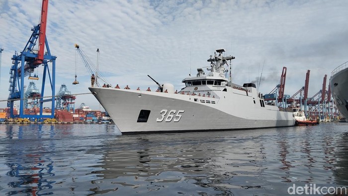 KRI Diponegoro 365 dan Komandan Satgas MTF TNI Konga UNIFIL, Letkol Laut (P) Wirasetyo Haprabu. (Maulana Ilhami Fawdi/detikcom)