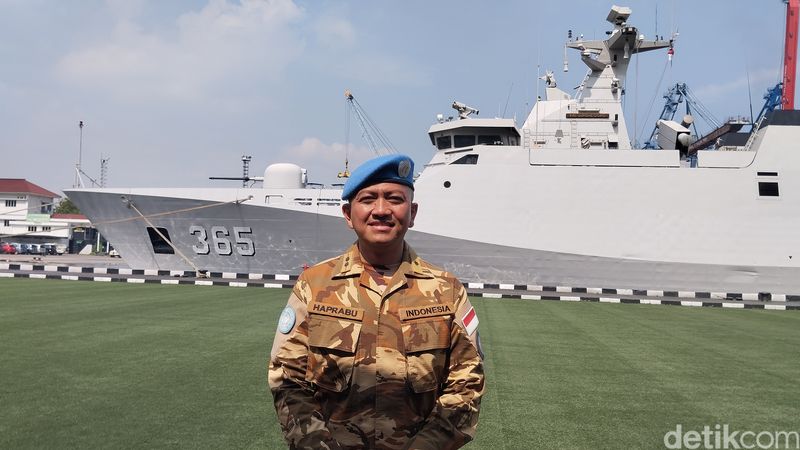 KRI Diponegoro 365 dan Komandan Satgas MTF TNI Konga UNIFIL, Letkol Laut (P) Wirasetyo Haprabu. (Maulana Ilhami Fawdi/detikcom)