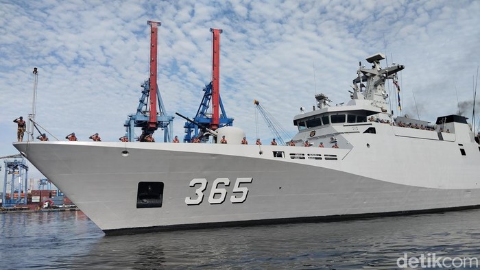 KRI Diponegoro 365 dan Komandan Satgas MTF TNI Konga UNIFIL, Letkol Laut (P) Wirasetyo Haprabu. (Maulana Ilhami Fawdi/detikcom)