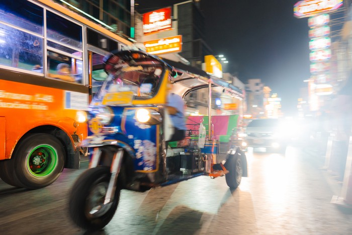 Lalu lintas kendaraan di Chinatown Bangkok, Thailand