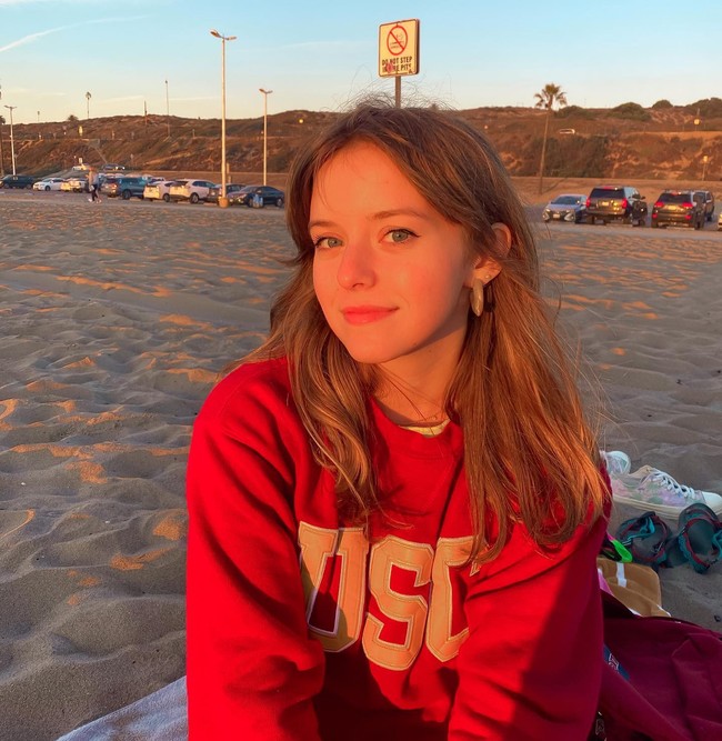 Rekaman audisimu luar biasa, seperti yang sudah kita bicarakan, dan kami harus membuat keputusan yang sangat sulit beberapa hari lalu.”   “Kami ingin memberitahumu secara langsung karena kamu telah bekerja sangat keras, dan kami hanya ingin memberitahumu bahwa kamu tidak perlu mengikuti audisi lagi karena kamu sudah mendapatkan peran itu. Kamu Elle Woods!” ungkap Reese kepada Lexi.  Foto: Instagram Lexi Minetree