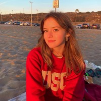 Rekaman audisimu luar biasa, seperti yang sudah kita bicarakan, dan kami harus membuat keputusan yang sangat sulit beberapa hari lalu.”   “Kami ingin memberitahumu secara langsung karena kamu telah bekerja sangat keras, dan kami hanya ingin memberitahumu bahwa kamu tidak perlu mengikuti audisi lagi karena kamu sudah mendapatkan peran itu. Kamu Elle Woods!” ungkap Reese kepada Lexi.  Foto: Instagram Lexi Minetree