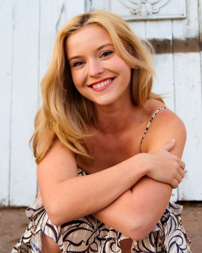 Karakter Elle Woods dalam ‘Legally Blonde’ menjadi salah satu ikon dan inspirasi bagi sesama wanita. Reese Witherspoon baru-baru ini mengumumkan bahwa film itu akan dibuat serialnya lalu menunjuk aktris cantik Lexi Minetree sebagai versi muda Elle Woods.Foto: Instagram Lexi Minetree