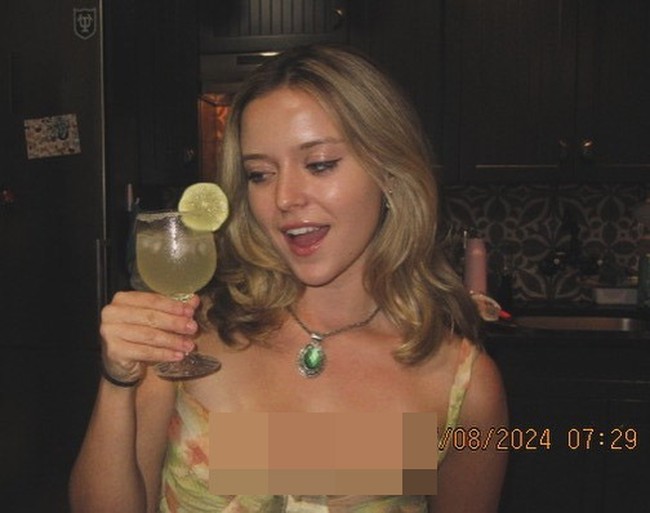 Belum banyak informasi mengenai Lexi. Namun ia disebut berlatih akting di The British American Drama Academy, di London. Lexi juga lulus dari University of Southern California di dua jurusan yakni Teater dan Public Relations.Foto: Instagram Lexi Minetree