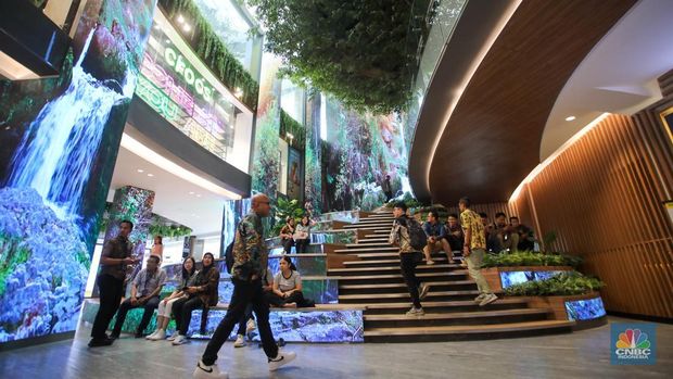 Lippo Mall Nusantara (LMN) yang dahulu bernama Plaza Semanggi dan sempat sepi pengunjung kini kembali ramai. (վ/Faisal Rahman)