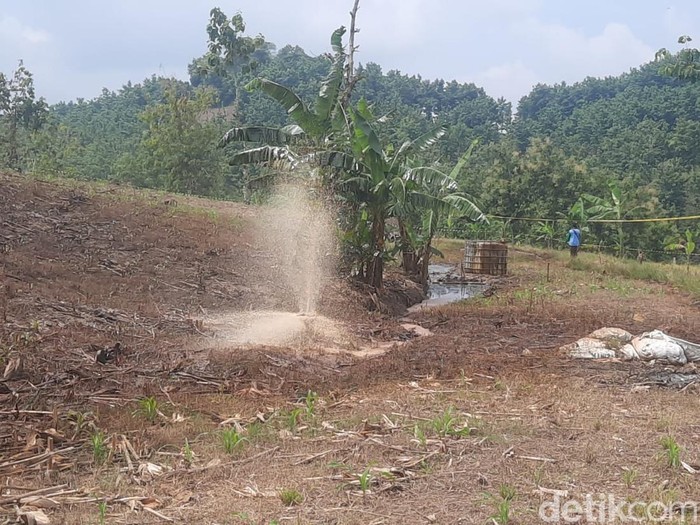 Lokasi sumur minyak tua mengeluarkan air bercampur latung di Dukuh Kedinding, Desa Ngraho, Kecamatan Kedungtuban, Kabupaten Blora, Jumat (14/2/2025).
