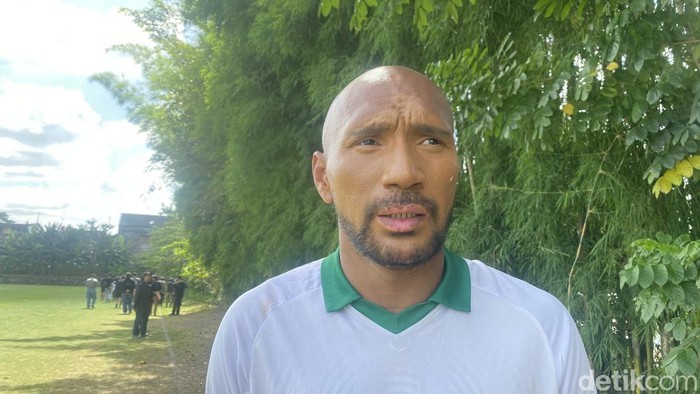 Manajer PSS Sleman, Leonard Tupamahu di Lapangan Yogyakarta Independent School (YIS), Mlati, Sleman, Jumat (14/2/2025).