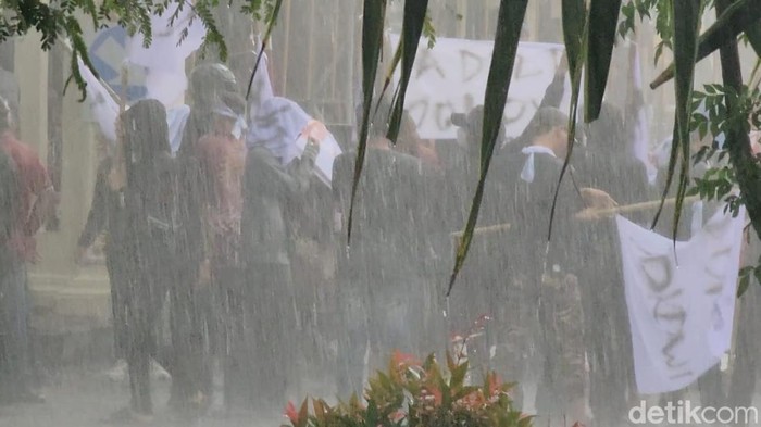 Massa aksi Adili Jokowi berorasi di depan Mapolresta Solo, Jumat (14/2/2025).