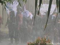 Massa Berkostum Wayang Gelar Aksi Adili Jokowi di Solo