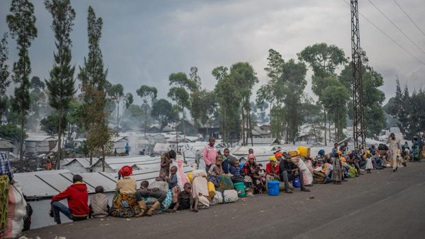 Masyarakat Kongo, yang mengungsi akibat bentrokan baru-baru ini antara pemberontak M23 dan Angkatan Bersenjata Republik Demokratik Kongo (FARDC), bersiap meninggalkan kamp dan kembali ke rumah setelah diperintahkan oleh pemberontak M23 untuk mengosongkan kamp di pinggiran Goma, Republik Demokratik Kongo, 12 Februari 2025. (REUTERS/Stringer)