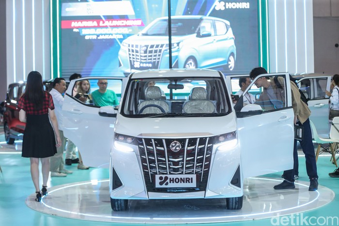 Honri Boma EV meluncur di Indonesia. Mobil yang wujudnya mirip Alphard namun berukuran mini itu dibanderol Rp 199 juta OTR Jakarta.