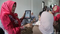 Anak-anak dilakukan pemeriksaan seperti pengukuran tinggi dan berat badan. Salah seorang bidan menggunakan kalkulator zat besi e-Nutri menerangkan hasil pemeriksaan.