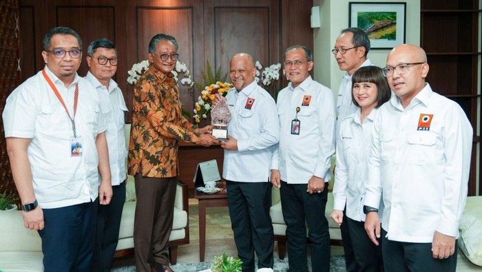 Menteri Pekerjaan Umum (PU) Dody Hanggodo menerima kunjungan tim Persatuan Insinyur Indonesia (PII) di Kementerian PU, Kamis (13/02/2025).