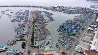 Foto udara sejumlah kapal nelayan sandar di Pelabuhan Ikan Muncar, Banyuwangi, Jawa Timur, Jumat (14/2/2025). 