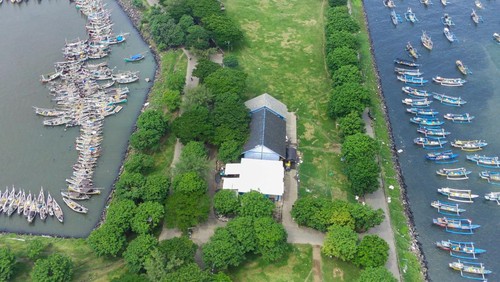 Foto udara kawasan Ruang Terbuka Hijau (RTH) dan dermaga Pelabuhan Ikan Muncar di Banyuwangi, Jawa Timur, Jumat (14/2/2025). Pemerintah telah menerapkan berbagai kebijakan untuk mendukung pengembangan Minapolitan Pelabuhan Muncar sebagai pusat perikanan dan industri kelautan seperti pengembangan infrastruktur, regulasi dan pengolahan perikanan. ANTARA FOTO/Budi Candra Setya/rwa.