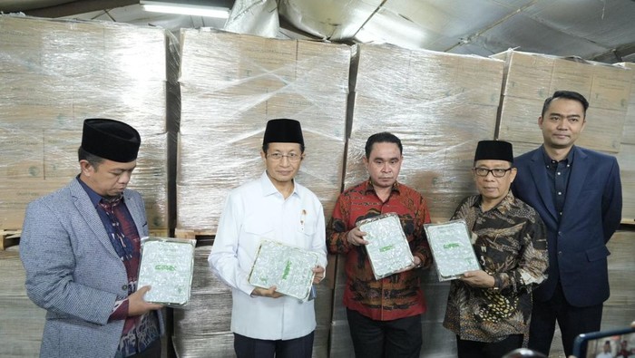 Menag Nasaruddin Umar terima 100 ton kurma dari Raja Salman di Kantor Kemenag, Jakarta, Jumat (14/2/2025).