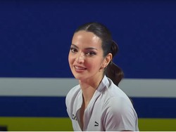 Gaya Unik Nia Ramadhani saat Kompetisi Tenis, Flawless Dengan Smokey Eyes