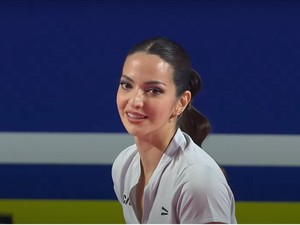 Gaya Unik Nia Ramadhani saat Kompetisi Tenis, Flawless Dengan Smokey Eyes