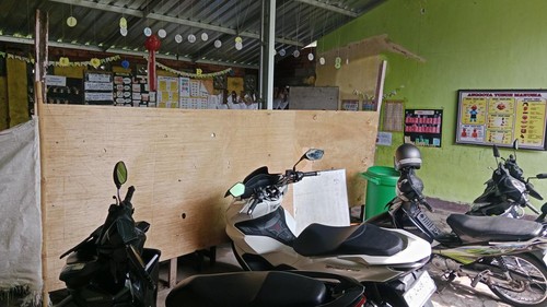 Parkiran di SDN 3 Jurit, Kecamatan Masbagik, Lombok Timur, NTB, disulap menjadi tempat belajar siswa akibat ruang kelas rusak sejak gempa 2018. (Sanusi Ardi W/detikBali)