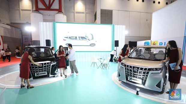 Pasar otomotif Indonesia semakin berwarna dengan kehadiran brand mobil listrik baru, Honri. Pabrikan asal China ini hadir di ajang Indonesia International Motor Show (IIMS) 2025, yang digelar di JIExpo Kemayoran, Jakarta Pusat. Honri resmi meluncurkan mobil listrik pertamanya, Honri Boma EV, yang dibanderol dengan harga Rp 199 juta on-the-road (OTR) Jakarta. Harga yang terjangkau ini menjadikannya sebagai salah satu kendaraan listrik paling ramah kantong di Indonesia. (CNBC Indonesia/Tri Susilo)