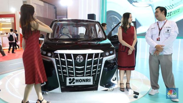Pasar otomotif Indonesia semakin berwarna dengan kehadiran brand mobil listrik baru, Honri. Pabrikan asal China ini hadir di ajang Indonesia International Motor Show (IIMS) 2025, yang digelar di JIExpo Kemayoran, Jakarta Pusat. Honri resmi meluncurkan mobil listrik pertamanya, Honri Boma EV, yang dibanderol dengan harga Rp 199 juta on-the-road (OTR) Jakarta. Harga yang terjangkau ini menjadikannya sebagai salah satu kendaraan listrik paling ramah kantong di Indonesia. (CNBC Indonesia/Tri Susilo)