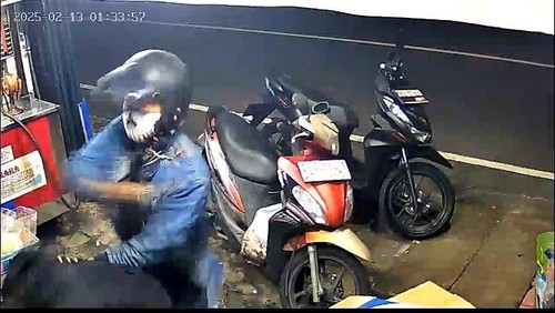Rekaman CCTV warung kelontong di Jalan Nangka Utara, Denpasar, Kamis (13/2/2025). (Tangkap layar CCTV).