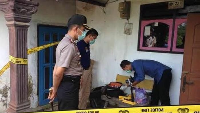 Polisi melakukan olah TKP di rumah kontrakan Katiyem dan anaknya, Indah di Blitar.
